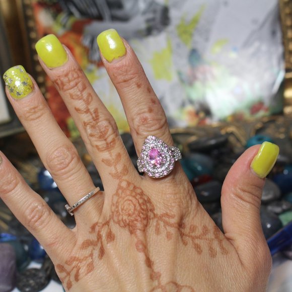 💍🤍Iced Out Pink Sapphire Pear Cubic Zirconia Cocktail Teardrop Ring💍🤍 - Picture 5 of 9